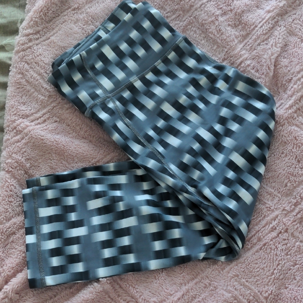 Stylish Black and Gray Patterned Leggings